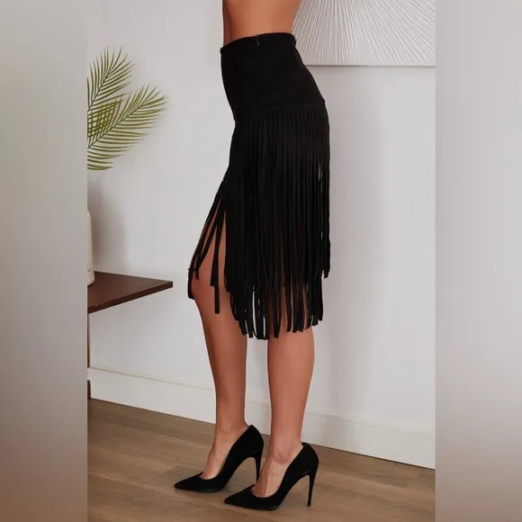 (67006-NUDE) ZIP UP FAUX SUEDE MINI SKIRT WITH FRINGE HEM DETAIL
