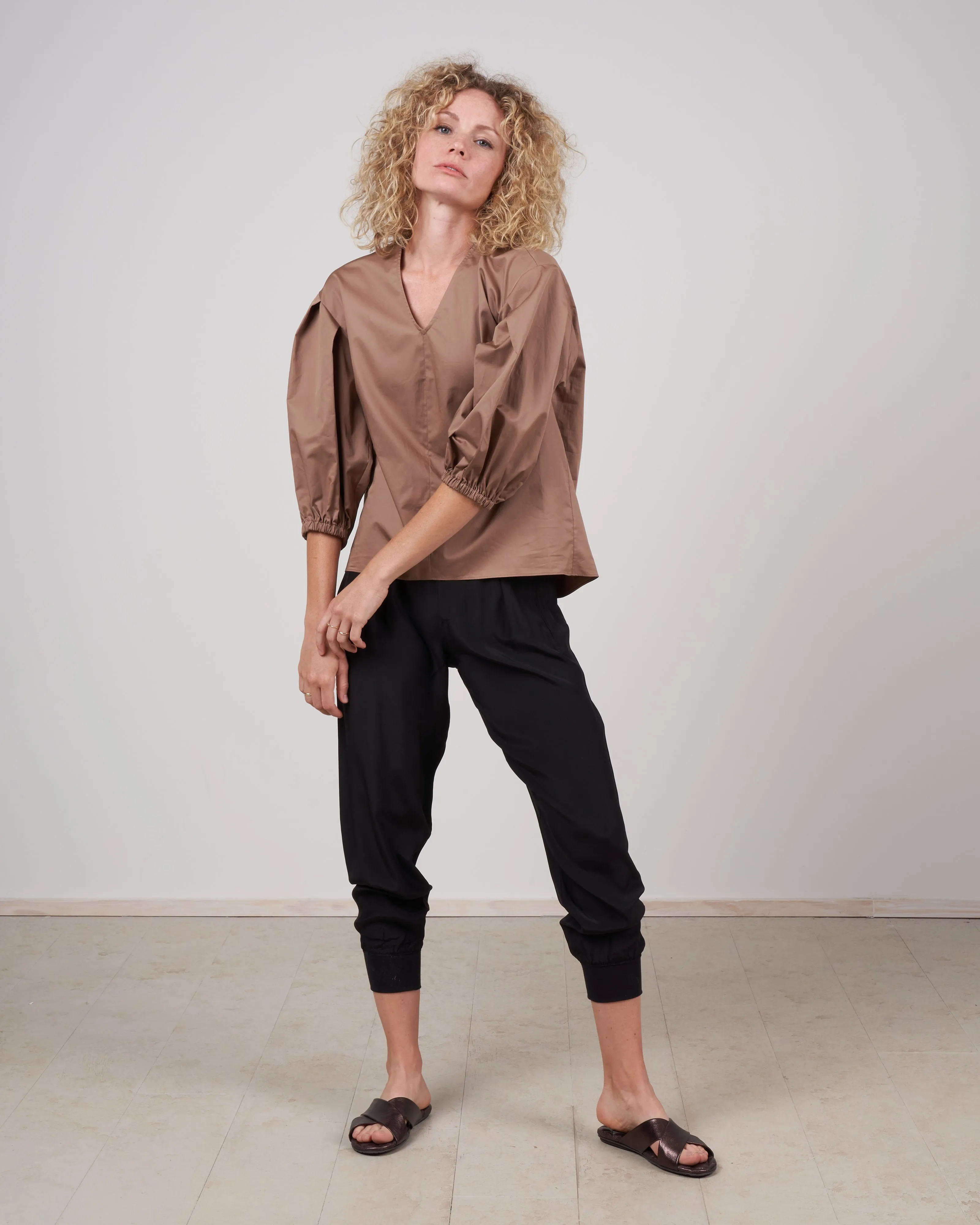 eco poplin v-neck pleated sleeve top - hazelnut