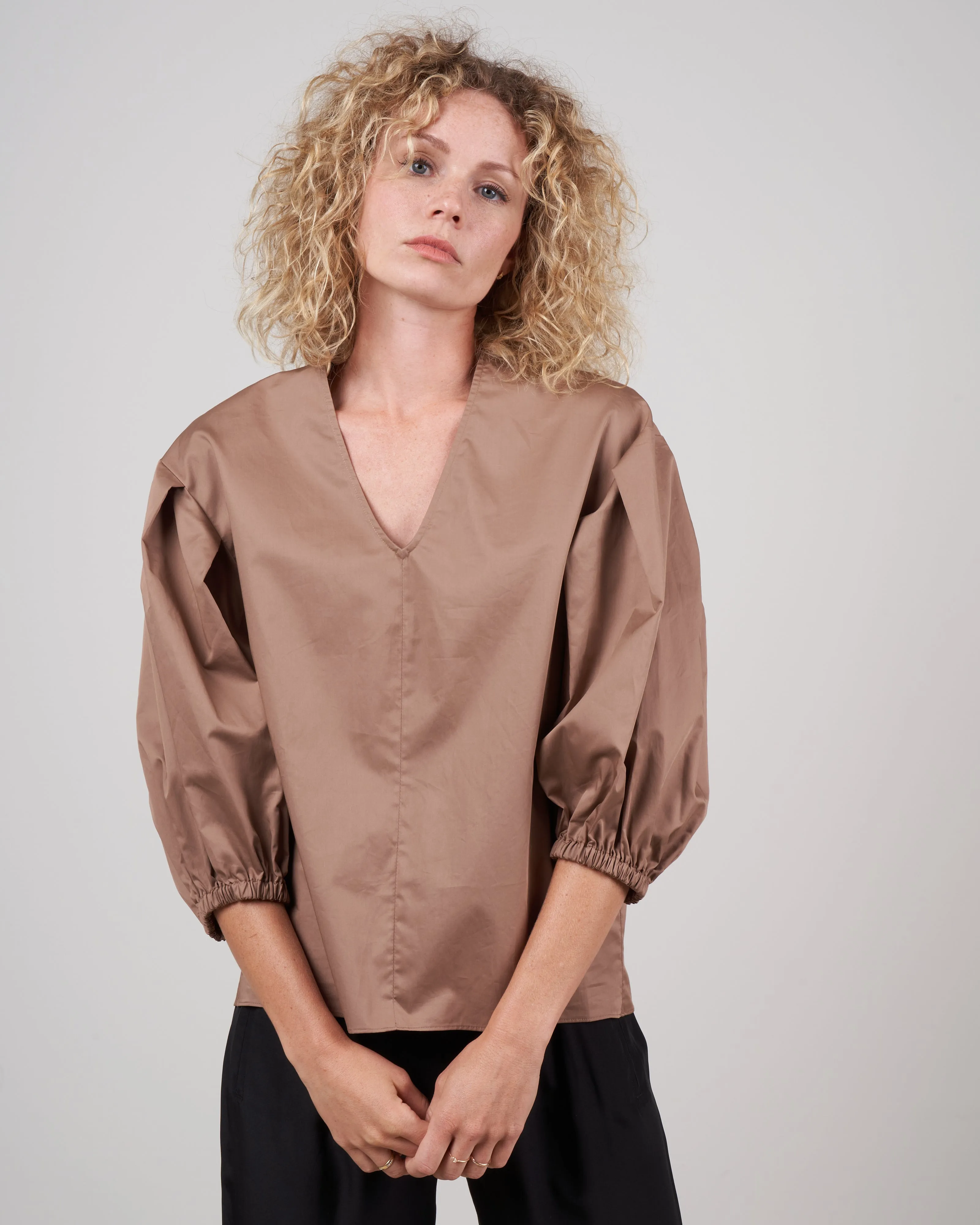 eco poplin v-neck pleated sleeve top - hazelnut