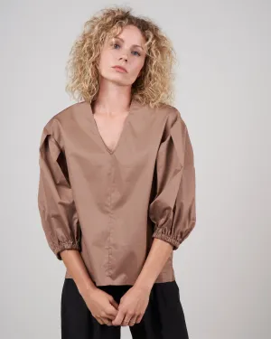 eco poplin v-neck pleated sleeve top - hazelnut