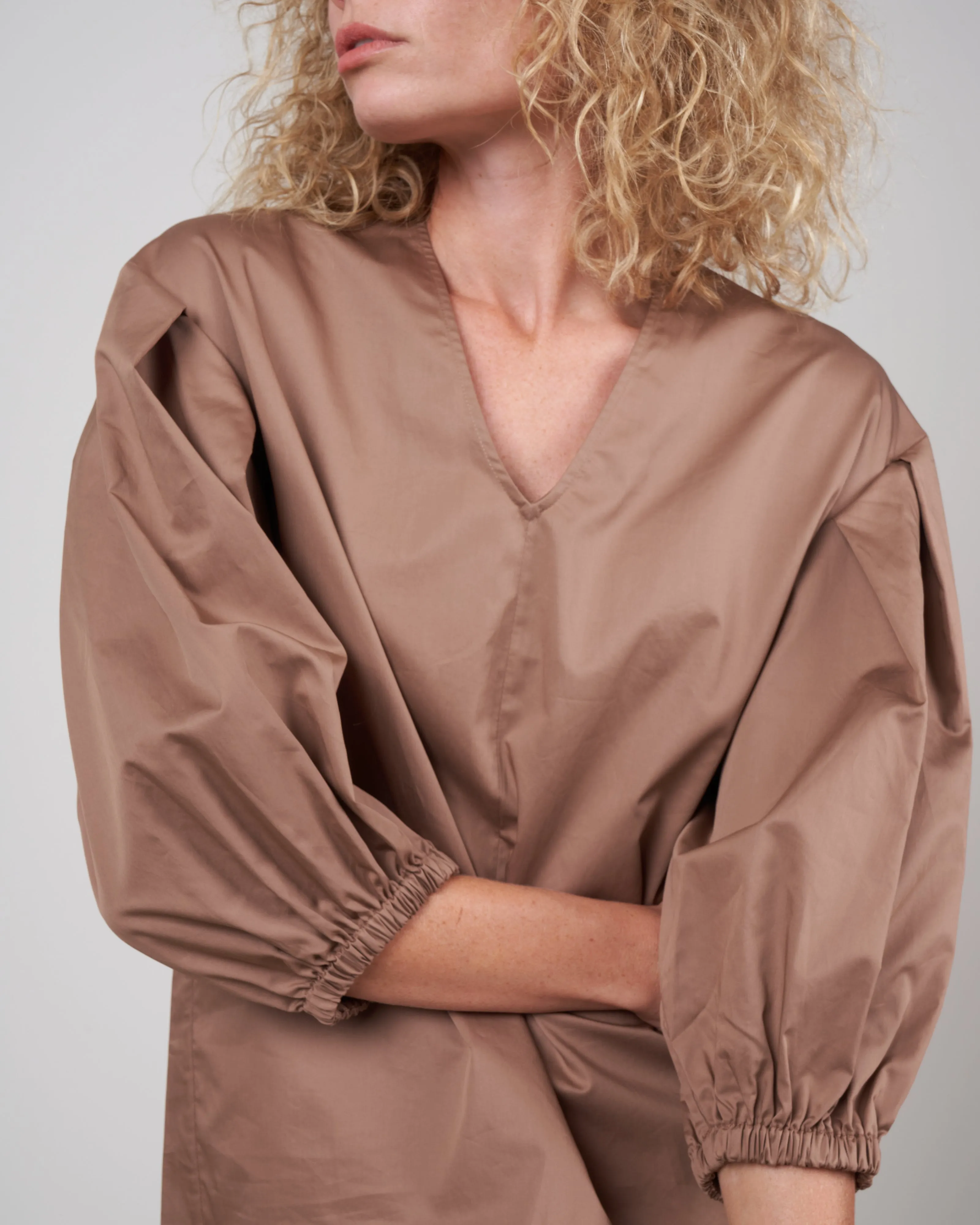 eco poplin v-neck pleated sleeve top - hazelnut
