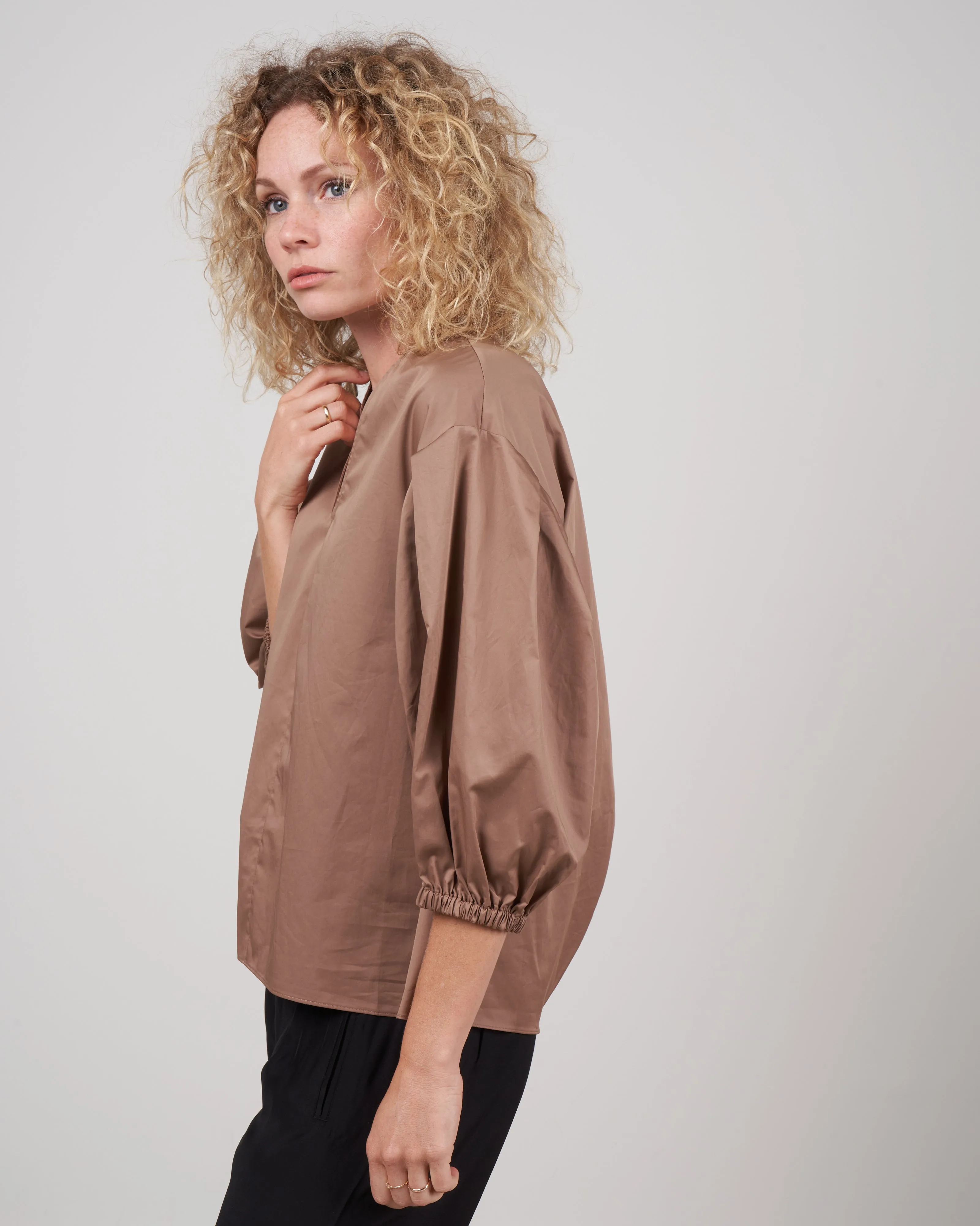 eco poplin v-neck pleated sleeve top - hazelnut