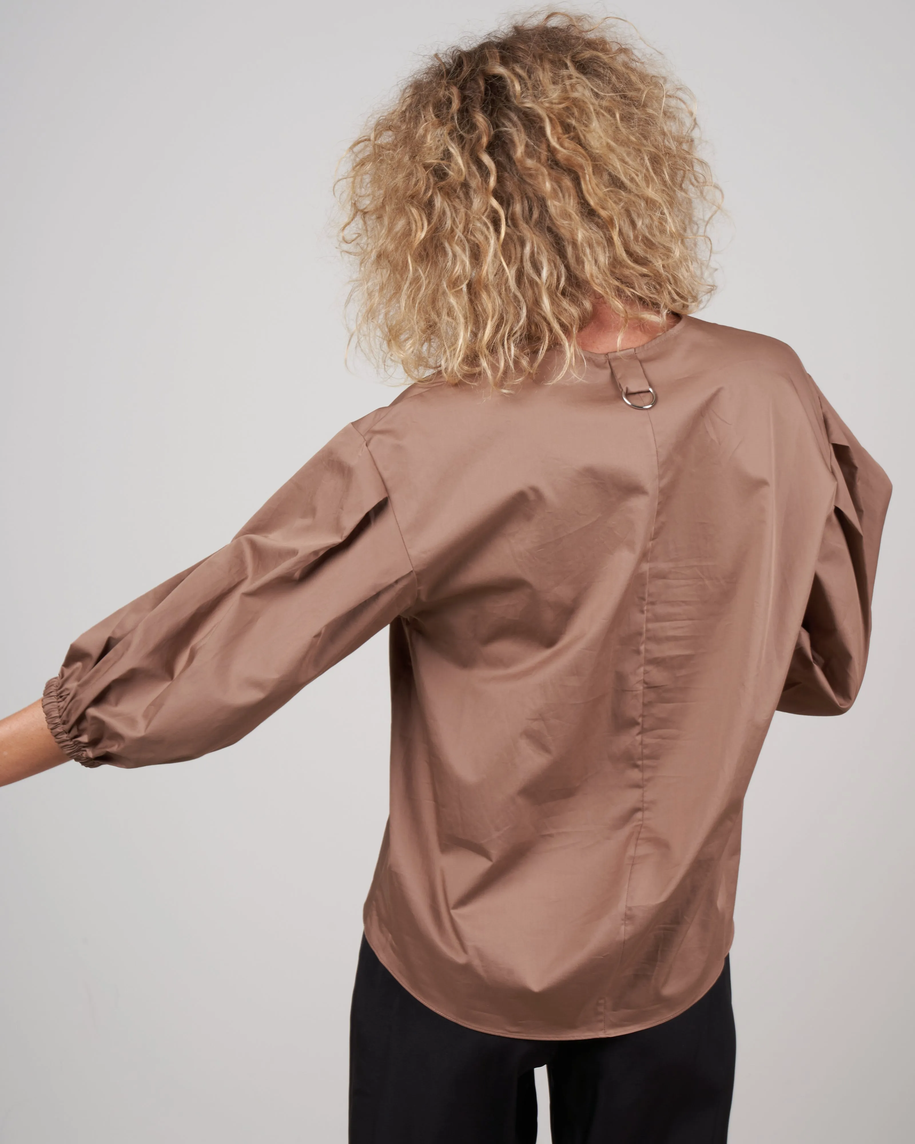 eco poplin v-neck pleated sleeve top - hazelnut