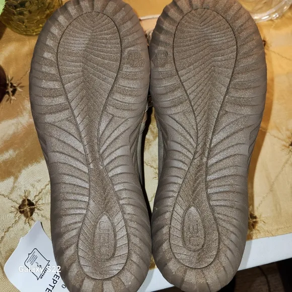JBU RAVEN in TAUPE SHIMMER size 7.5.  NEW