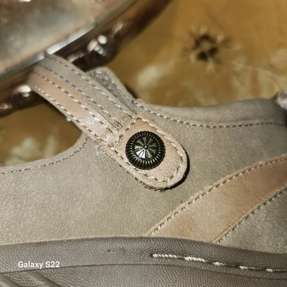 JBU RAVEN in TAUPE SHIMMER size 7.5.  NEW