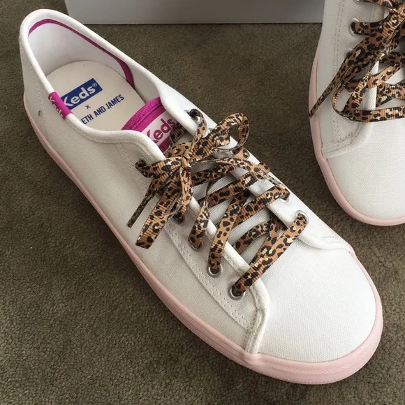 KEDS “ELIZABETH &amp; JAMES” WHITE CANVAS SNEAKERS