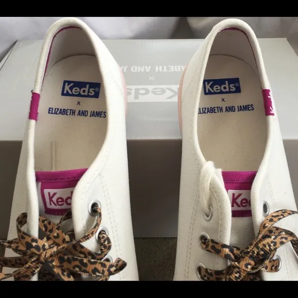 KEDS “ELIZABETH &amp; JAMES” WHITE CANVAS SNEAKERS