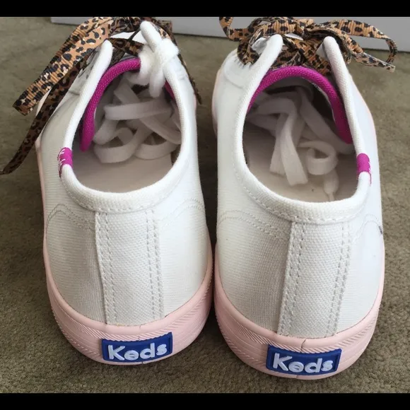 KEDS “ELIZABETH &amp; JAMES” WHITE CANVAS SNEAKERS
