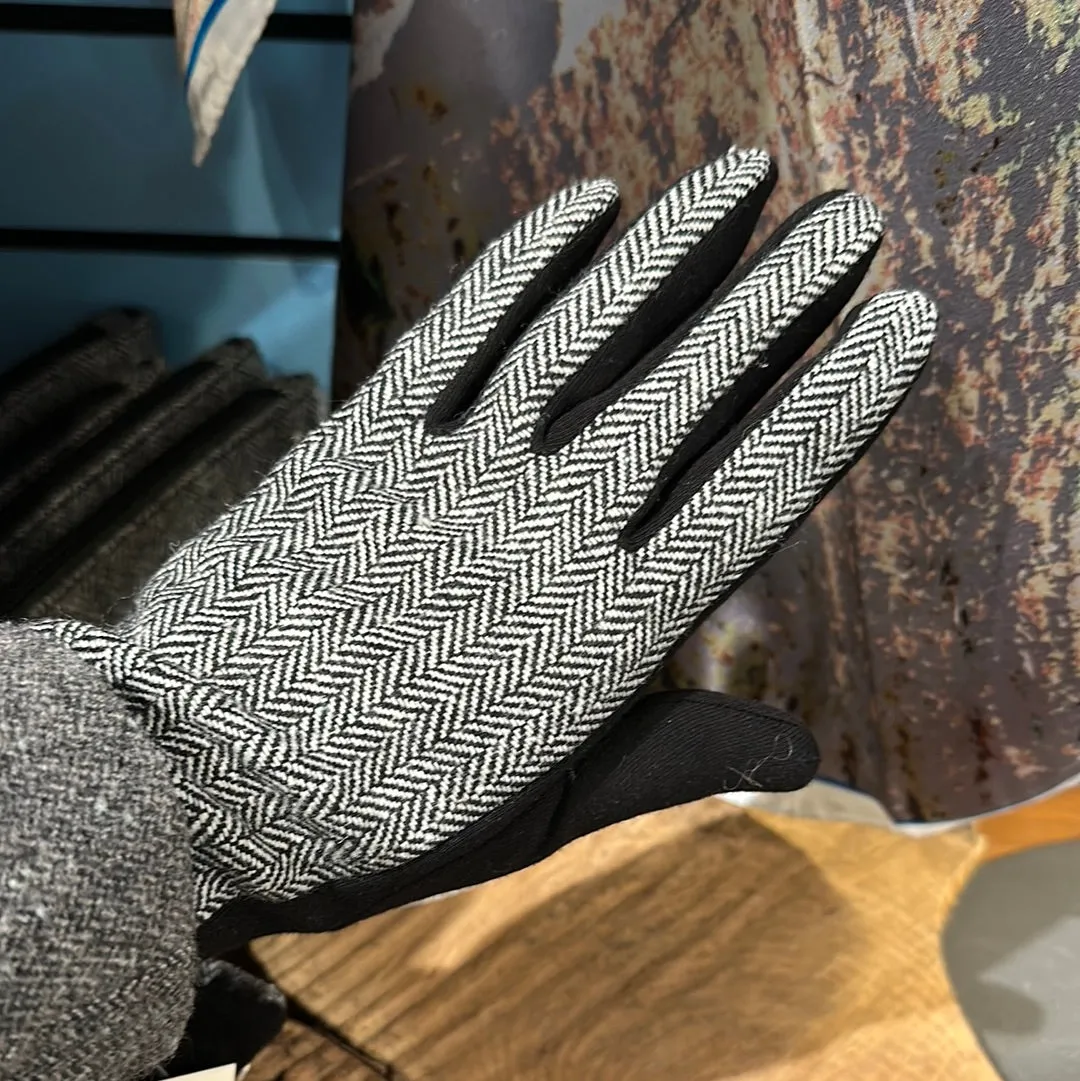 Ladies Herringbone Gloves with Celtic Knot