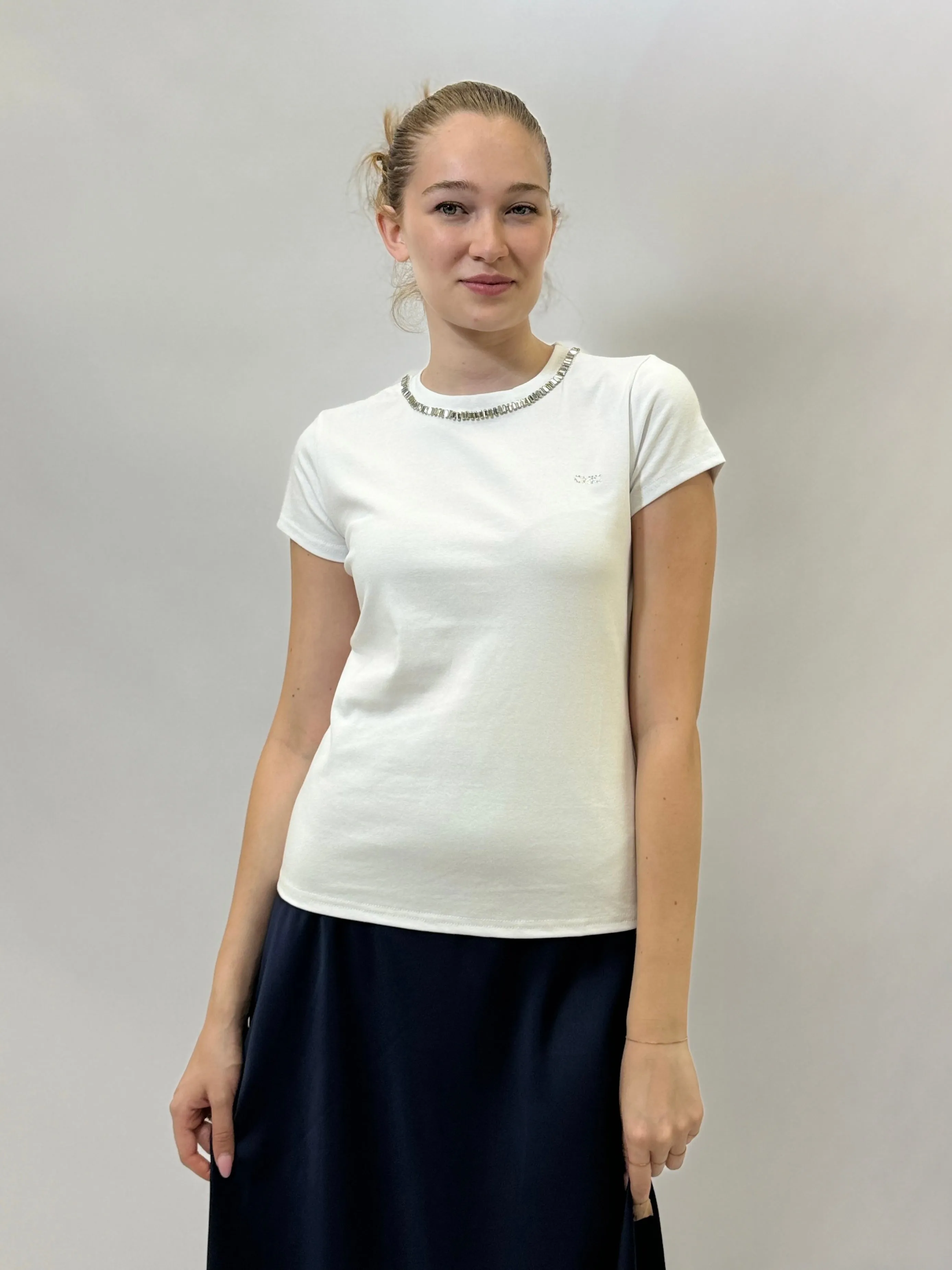 T-shirt con dettaglio collo e scritta Chic