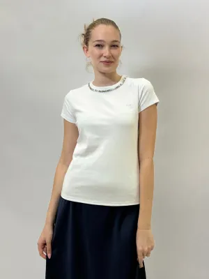 T-shirt con dettaglio collo e scritta Chic