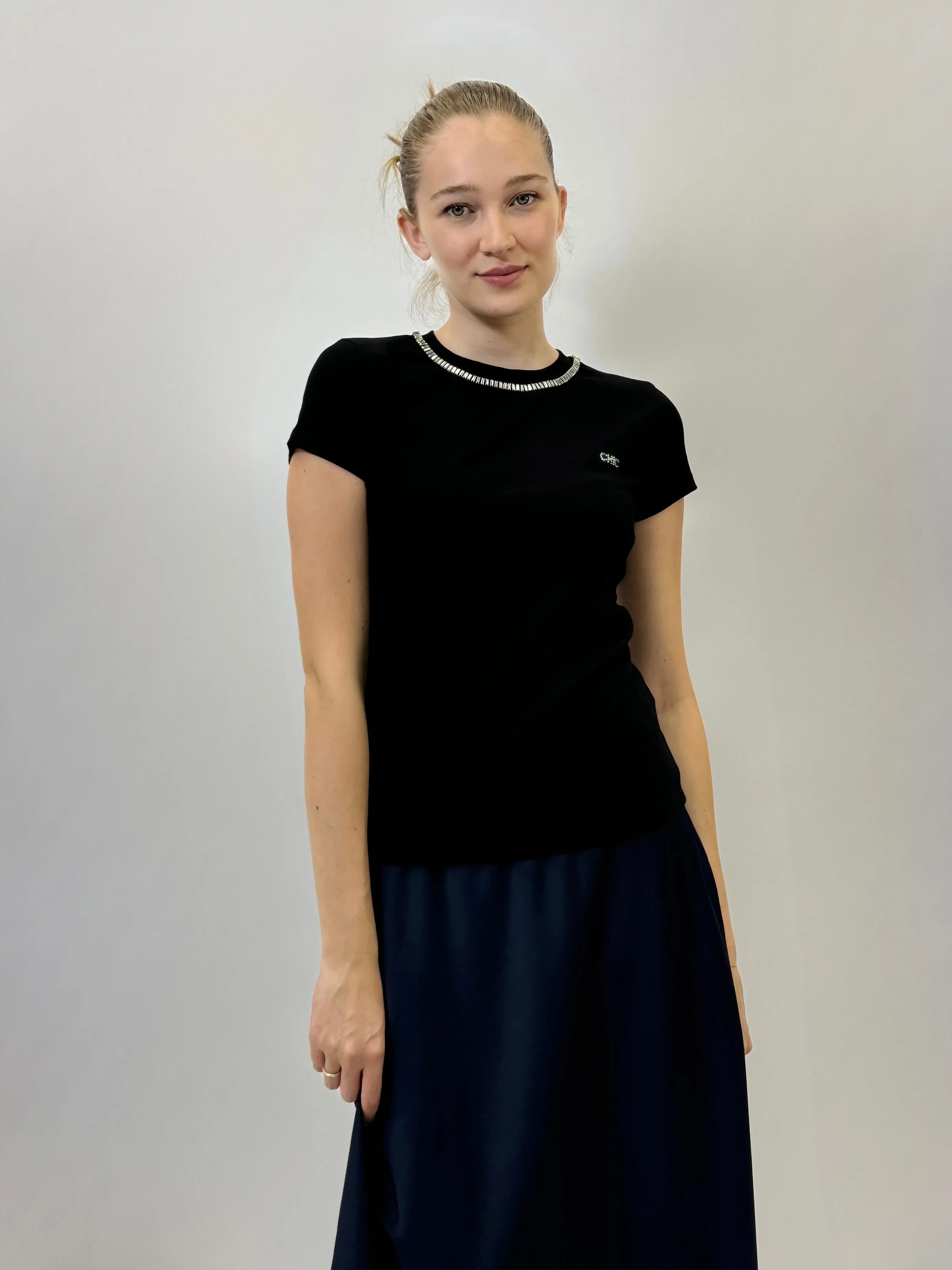 T-shirt con dettaglio collo e scritta Chic