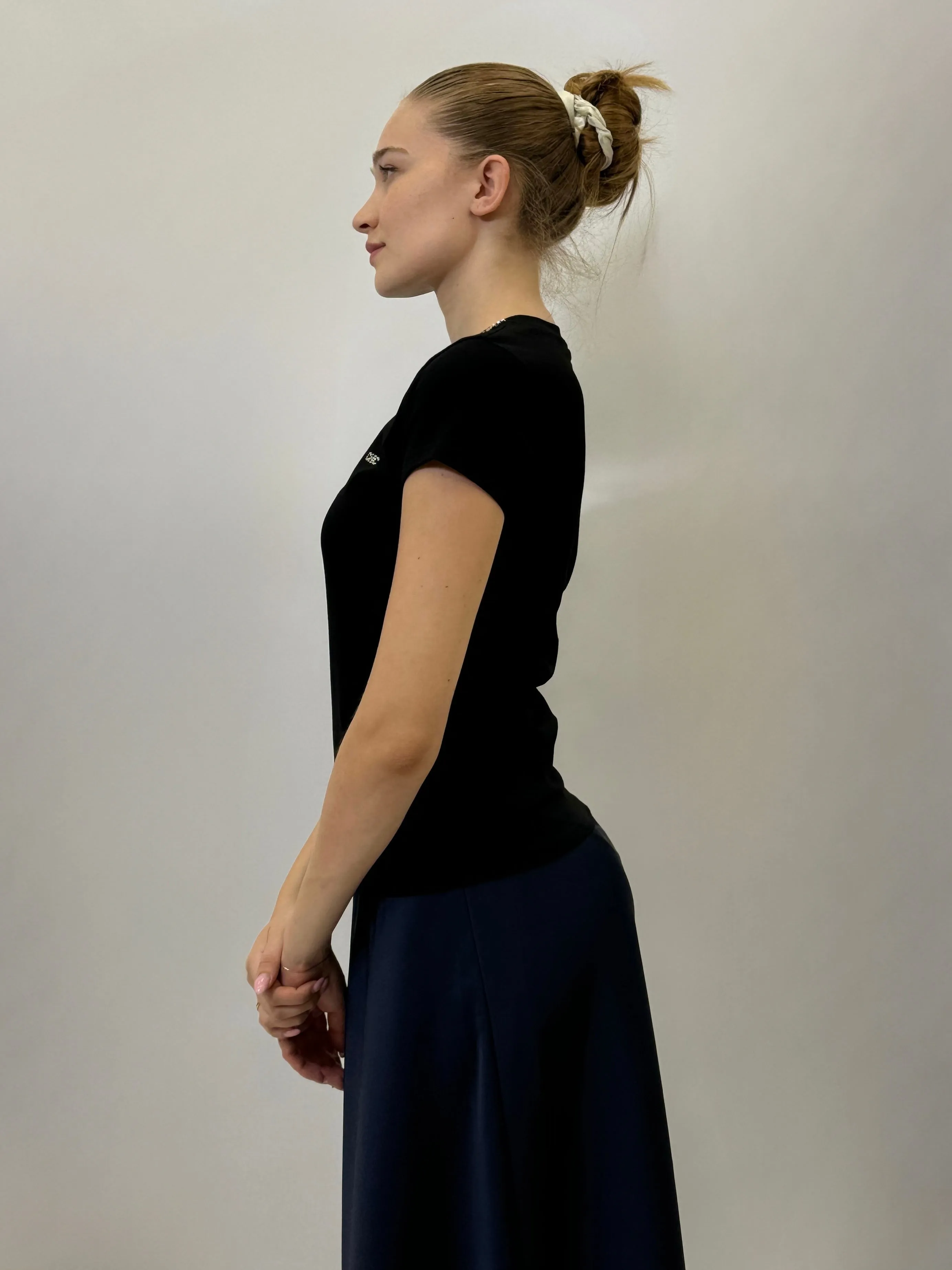 T-shirt con dettaglio collo e scritta Chic