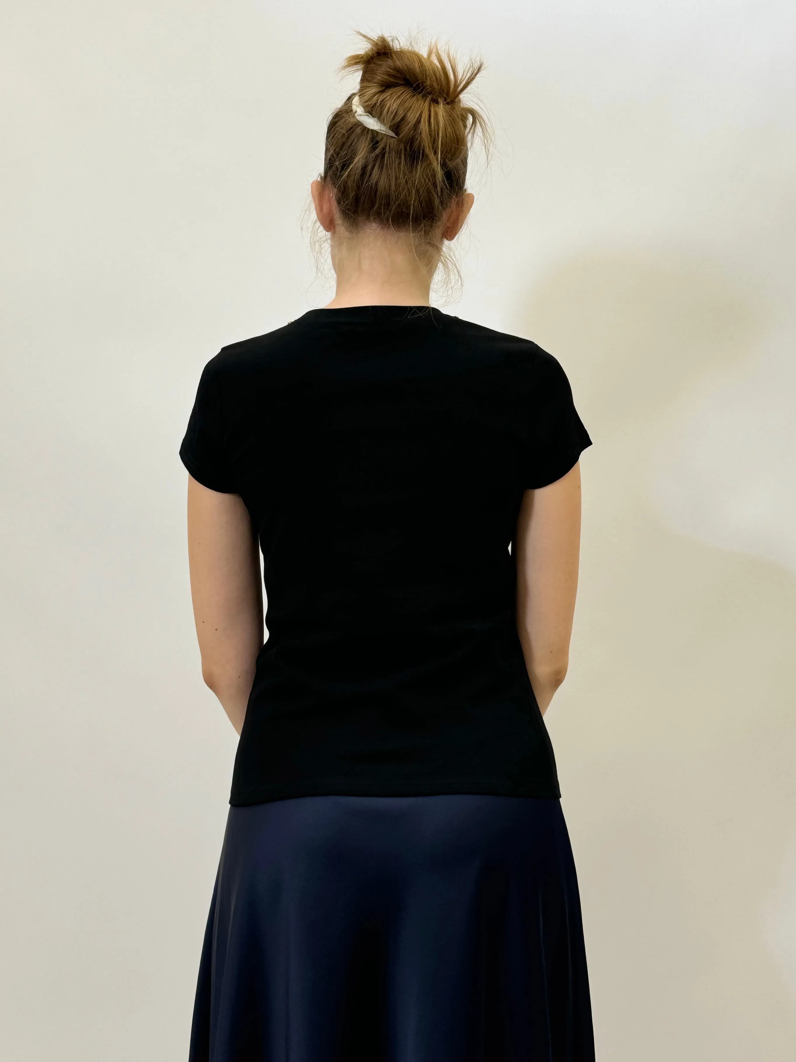 T-shirt con dettaglio collo e scritta Chic